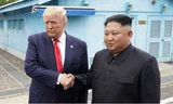 Ông Kim và ông Trump tại cuộc gặp ở khu phi quân sự giữa hai miền Triều Tiên ngày 30/6/2019. (Ảnh: Reuters)