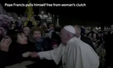 Khoảnh khắc Giáo hoàng bị một phụ nữ kéo tay. (Ảnh chụp từ clip)