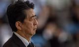 Thủ tướng Abe Shinzo trông tiều tuỵ sau thời gian làm việc vất vả để xử lý các vấn đề do đại dịch COVID-19 gây ra. (Ảnh: Japan Times)