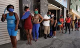 Người dân Cuba xếp hàng mua lương thực ở Havana ngày 8/8. (Ảnh: Reuters)