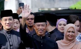 Ông Muhyiddin Yassin vẫy tay với báo chí sau khi kết thúc lễ tuyên thệ. (Ảnh: Bloomberg)