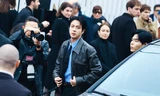 Jin BTS tại Milan Fashion Week: Fan đội mưa chờ đón, Gucci "cháy hàng" tức thì