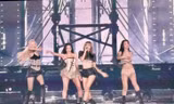 Loạt khung hình "đỏ mặt" của BLACKPINK tại concert DEADLINE: Lisa suýt hôn Rosé
