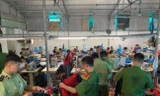 Lực lượng chức năng kiểm tra xưởng sản xuất hàng giả thương hiệu Mỹ.