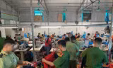 Lực lượng chức năng kiểm tra xưởng sản xuất hàng giả thương hiệu Mỹ.