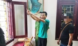 Công an thực nghiệm hành vi đột nhập của Cửu tại nhà ông Minh.