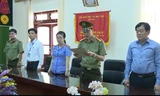 Ông Hoàng Tiến Đức, Giám đốc Sở GD&ĐT Sơn La (ngoài cùng bên phải) Ảnh cắt từ clip do công an cung cấp.