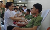 Gần 300 cán bộ chiến sĩ đã tham gia hiến máu nhân đạo.