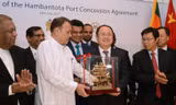 Bộ trưởng Vận tải và Cảng biển Sri Lanka Mahinda Samarasinghe trao đổi quà lưu niệm nhân lễ ký kết thỏa thuận chuyển nhượng cảng quốc tế Hambantota tại Colombo năm 2017. (Ảnh: CNN)