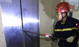 Dùng xà beng cạy thang máy cứu hai người bị mắc kẹt ở Nghệ An