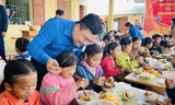 Vượt 250km mang bữa cơm đoàn viên đến với trẻ em vùng cao