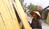 Người dân làng bánh đa nem 'chạy đua' làm hàng Tết