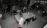 Tên trộm cầm dao đột nhập nhà dân sục sạo gần 1 giờ đồng hồ