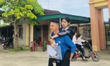 Nữ sinh khuyết tật được thanh niên tình nguyện cõng vào phòng thi