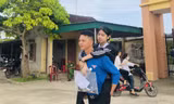 Nữ sinh khuyết tật được thanh niên tình nguyện cõng vào phòng thi