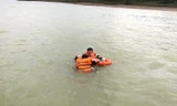 Sau gần 1 giờ, tìm thấy người phụ nữ nhảy xuống sông Lam đang chới với 