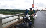 Để lại xe máy và dép lê trên thành cầu, người phụ nữ nghi nhảy sông tự tử