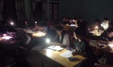 Mất điện, học trò xứ Nghệ ôn thi tốt nghiệp dưới ánh đèn pin, điện thoại