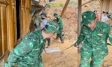 Bộ đội, công an giúp dân khắc phục hậu quả lũ quét