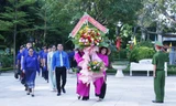 Tuổi trẻ Việt Nam - Lào dâng hương tưởng niệm Chủ tịch Hồ Chí Minh và các anh hùng, liệt sĩ