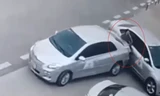 Khoảnh khắc người phụ nữ bị học viên xe tập lái lùi đâm bị thương