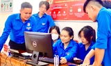 Thanh niên tình nguyện hỗ trợ người dân làm dịch vụ công trực tuyến
