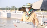 Công nhân phơi mình mưu sinh dưới cái nắng bỏng rát 40 độ C