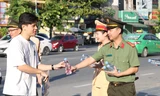 Hình ảnh đẹp chiến sĩ công an tiếp sức mùa thi