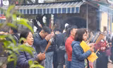 Ngôi đền linh thiêng bậc nhất xứ Nghệ chật kín người sáng mồng 1 Tết