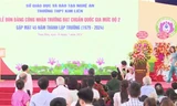 Đang phát biểu, nguyên hiệu trưởng bất ngờ ngã quỵ, tử vong