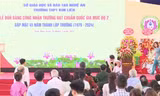 Đang phát biểu, nguyên hiệu trưởng bất ngờ ngã quỵ, tử vong