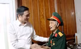 Thăm, tặng quà các ‘nhân chứng sống’ chiến dịch Điện Biên Phủ