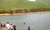 Ra hồ tắm mát, 4 học sinh đuối nước tử vong