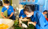 Bạn trẻ gói hàng nghìn chiếc bánh chưng tặng thiếu nhi nghèo vui Tết trung thu
