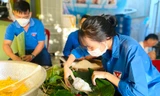 Bạn trẻ gói hàng nghìn chiếc bánh chưng tặng thiếu nhi nghèo vui Tết trung thu