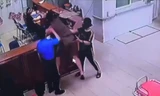 Clip người đàn ông hành hung nhân viên y tế ngay tại Khoa Cấp cứu