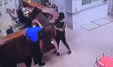 Clip người đàn ông hành hung nhân viên y tế ngay tại Khoa Cấp cứu