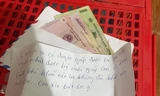 Bé sơ sinh bị bỏ rơi trước cổng nhà dân kèm mảnh giấy và phong bì 500 nghìn đồng