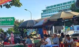 Bất chấp biển cấm, vẫn xuất hiện ‘chợ cóc’ trước cổng bệnh viện lớn nhất Nghệ An