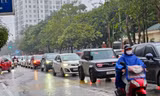 Đường phố Vinh tắc nghẽn trong mưa rét giờ tan tầm