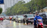 Đường phố Vinh tắc nghẽn trong mưa rét giờ tan tầm