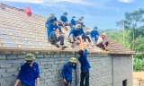 'Áo xanh' đội nắng lợp mái nhà giúp ông bà cựu thanh niên xung phong
