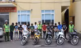 Bắt nhóm thanh thiếu niên mang dao kiếm rượt đuổi, đánh nhau