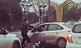 Tạm đình chỉ công tác cán bộ hải quan đập vỡ kính ô tô sau va chạm giao thông