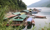 Xóm nổi giữa lòng hồ Bản Vẽ