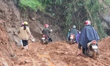Hai tháng sau lũ quét, tuyến đường độc đạo vẫn ngổn ngang