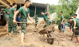 Cán bộ, chiến sĩ Sư đoàn 324 dọn bùn đất, khắc phục nhà văn hóa cộng đồng sau trận lũ quét lịch sử