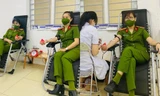 Trở về sau đêm dài trực chốt, nữ Trung tá cùng đồng đội lập tức hiến máu cứu người