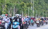 Hàng trăm người đi xe máy qua Nghệ An, Hà Tĩnh về các tỉnh phía Bắc