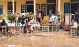 Bộ đội, giáo viên tất bật dọn dẹp trường học sau lũ